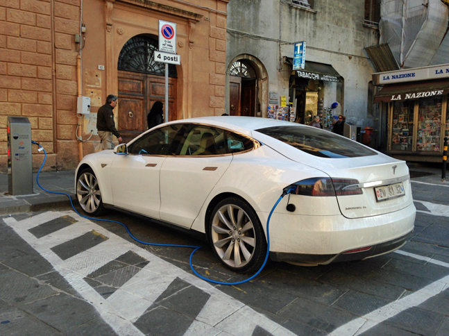 シエナで2015年春に見られた、スイスからやってきた「テスラ・モデルS」。イースターのバカンスだろうか。