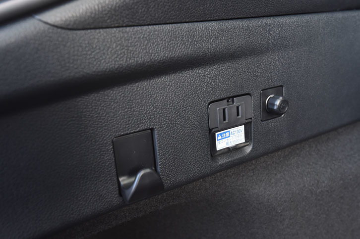 オプションの「アクセサリーコンセント」を選択したテスト車は、荷室の左側面（写真）とセンターコンソールの後端に、外部給電用のコンセントが備わる。