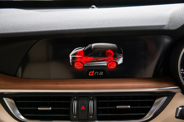 「ステルヴィオ」では走行モード切り替え機構の「ALFA DNA ドライブモードシステム」が全車に標準装備される。走行モードは「Dynamic」「Natural」「Advanced Efficiency」の3種類。