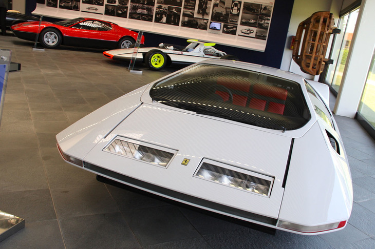 ピニンファリーナによる1970年の作品「Modulo」。これもイタリア語では「モードゥロ」と記すのが最も近い。トリノ県カンビアーノのピニンファリーナ本社ミュージアムで撮影。