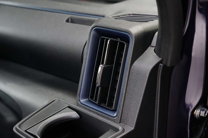 エアコン吹き出し口を囲むブルーのアクセント。