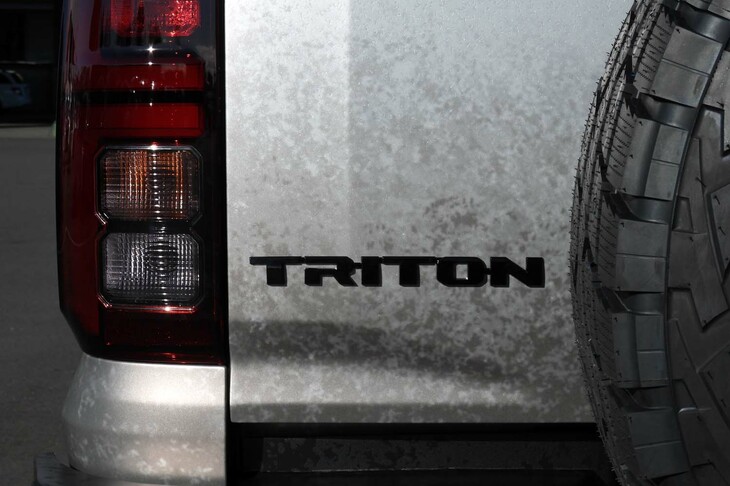 三菱トライトンSNOW SHREDDER CONCEPT（「TRITON」ロゴバッジ）