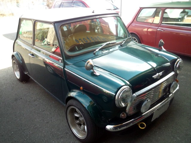 記者にとって初のマイカーである1995年製「ローバー・ミニ クーパー1.3i」。ご覧の通りコテコテにいじくり倒された個体だった。