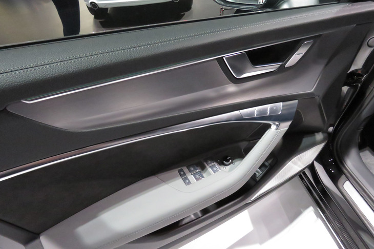 アウディA6（ドアパネル）