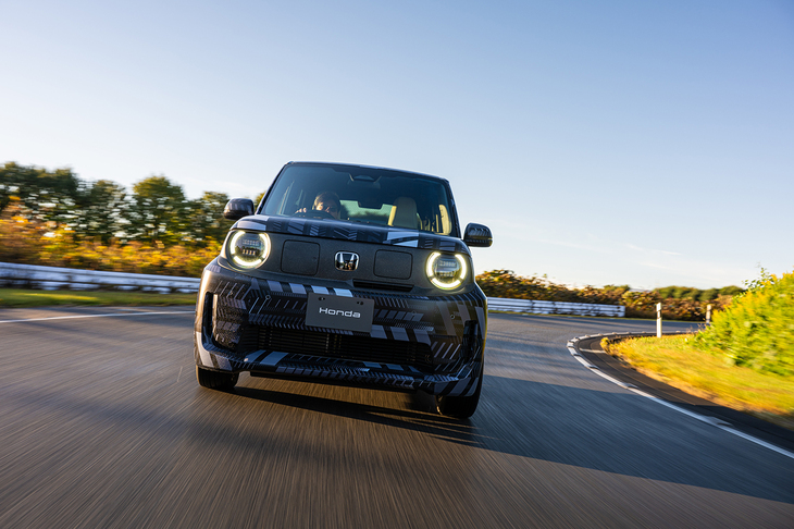 「スーパーONE」のプロトタイプをホンダのテストコースで走らせる。このカムフラージュは「デザイン部が力を込めた……」とのことだが、ジャパンモビリティショー2025で公開された車両はすでに艤装（ぎそう）が外れている。