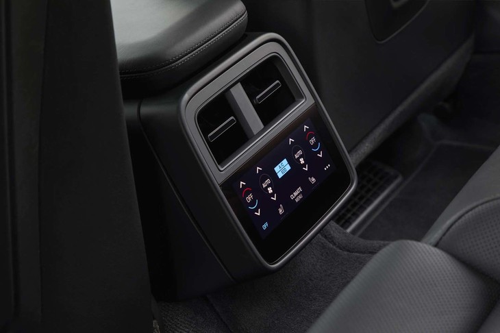 こちらは後席用の空調およびヒータースイッチ。ボタンやダイヤルではなく、タッチパネル式となっている。