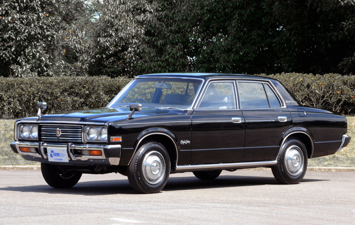 1974年10月に登場した5代目「クラウン セダン」の「2000ロイヤルサルーン」。スタイリングは直線基調に戻り、先代とは一転して保守的になった。サイドビューにアクセントを与えるウエスト周辺のプレスラインは、約2年後に登場する3代目「コロナ・マークII」にも見られる。