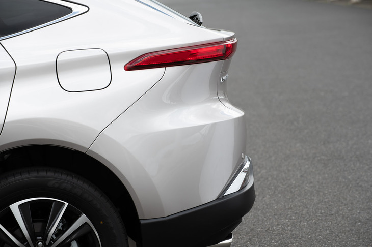 リアまわりは、シュッと伸びたリアコンビランプと、その下の大胆な逆スラント形状が特徴。抑揚のあるデザインを実現するべく、生産部門の担当者とは綿密にやり取りしたという。