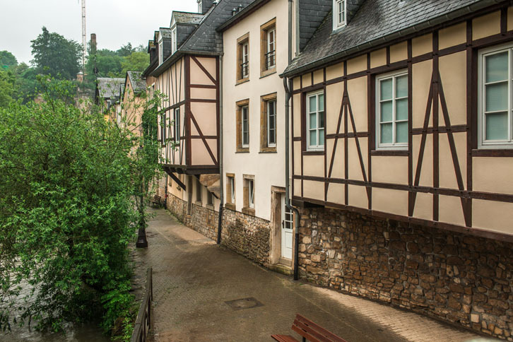 ルクセンブルク旧市街の丘の下にはアルゼット川が流れ、その両岸にかわいらしい、中世から続く街並みが残る。