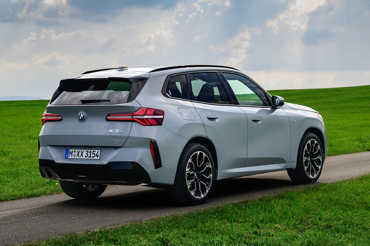 プレスラインのエッジを抑えた滑らかなボディーパネルが特徴。中央がくぼんだテールゲートの処理は「XM」に似ている。