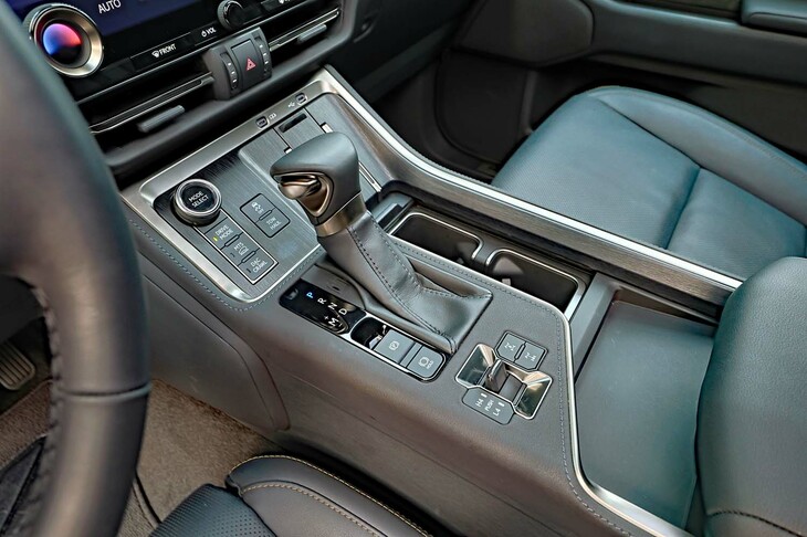 ローレンジ／ハイレンジの切り替えや、2個のデフロックの作動、ドライブモードの切り替えなどは、センターコンソールに配されたスイッチ類で操作。機能が多いわりに操作系はすっきりとしていて、非常に分かりやすかった。