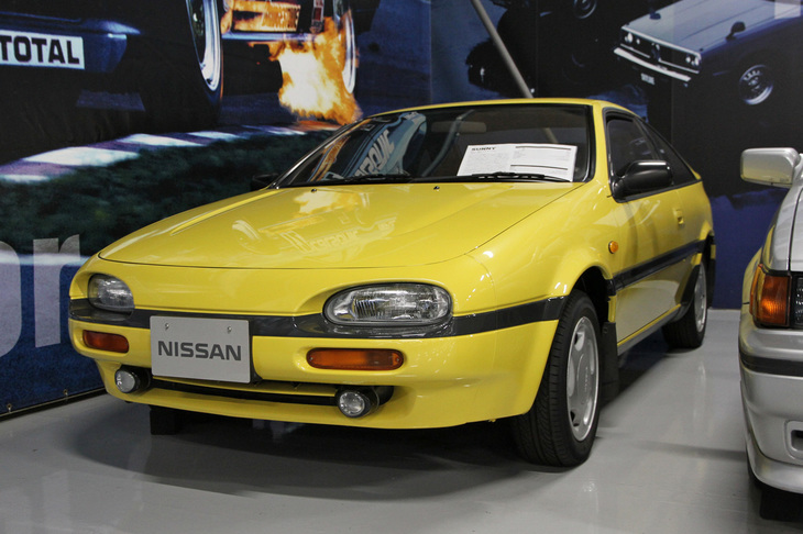 1990年「日産NXクーペ タイプB」。7代目「サニー」をベースとする、前出の「サニーRZ-1」の後継となる3ドアハッチバッククーペだが、サニーの名は消えて単にNXクーペと名乗った。スタイリングはカリフォルニアにあるNDIの手になるもので、同じくNDIの作品である4代目「フェアレディZ」（Z32）と共通のモチーフが随所に見られる。「タイムマシンかもしれない」というキャッチコピーと、コンピューターグラフィックスによって軟体動物のように車体が曲がりくねる姿が往年のTVアニメ「スーパー・ジェッター」の流星号を連想させる、デビュー時のテレビCMが話題になった。