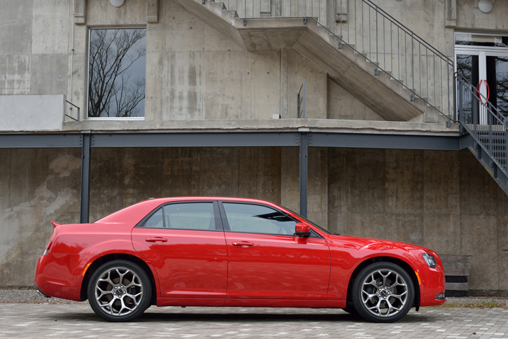 2代目の「クライスラー300」が日本でデビューしたのは2012年11月。今回テストしたのは、それから3年後の2015年10月に発売された、マイナーチェンジ版である。