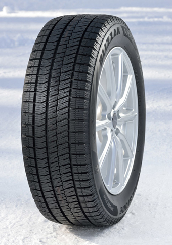 こちらは、「ブリヂストンVRX2」。昨シーズンまでの従来製品に比べ、特に氷上性能と静粛性、摩耗ライフが向上したとアピールされる。