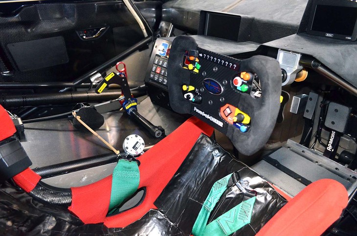 コックピットまわりは、ドライバーの操作性や快適性を高める方向で細部が変更されている。ステアリングホイールのセンター上部に貼られた「？？？？？？？？？」の文字は、レース本番ではチーフメカニック宍戸克幸氏からの熱いメッセージに変わる。