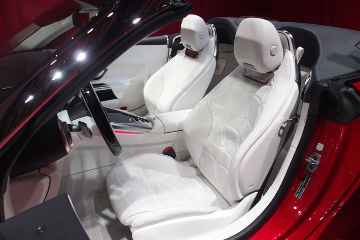 ブランドのロゴをあしらったシート。表皮には植物由来のなめし加工を施した「クリスタルホワイト」のナッパレザーが採用される。