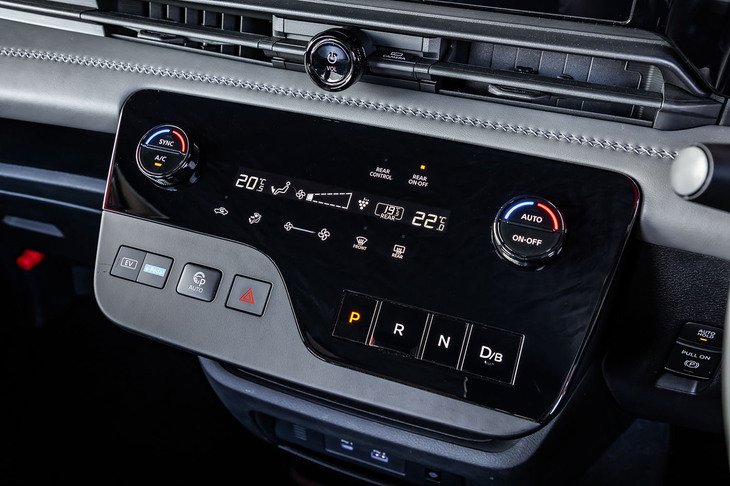 日産としては初めてのスイッチタイプとなる電制シフトセレクターを、エアコンの操作スイッチなどと同じパネルに集約。サイドブレーキのスイッチは、ステアリングコラム左下に配置されている。