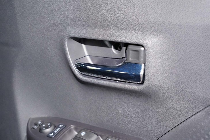 ドアハンドルにはメッキ加飾が施される。