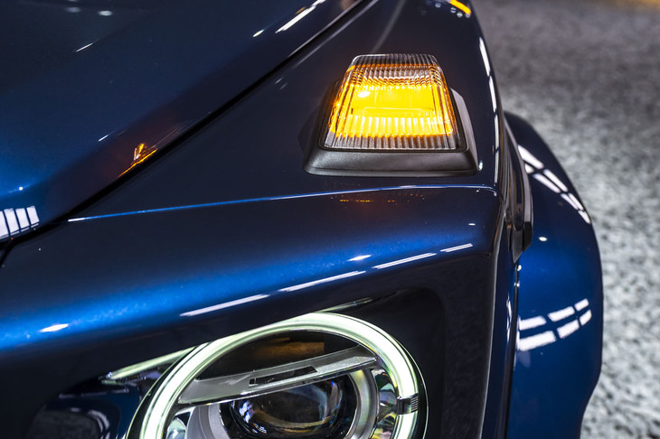 ボンネット先端のターンシグナルは衝突安全基準に抵触しないよう、衝撃を受けると落下する仕掛けに。これは改良前から変わっていない。