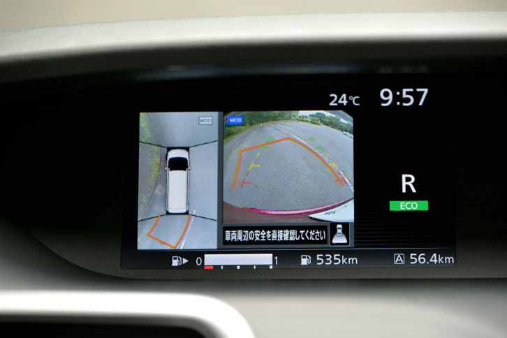 車両を上方から見たような映像を作りだし、周囲の状況をドライバーに伝える「アラウンドビューモニター」。メーターパネルの左端に表示される。