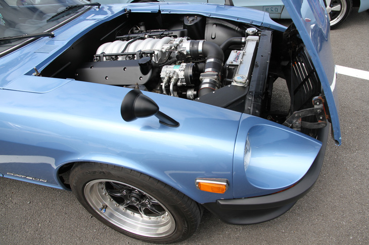 生誕50周年を迎えた初代「日産フェアレディZ」（S30）の北米仕様である「ダットサン240Z」だが、エンジンルームには直6のL24の代わりにGM製とおぼしきV8が収まっていた。