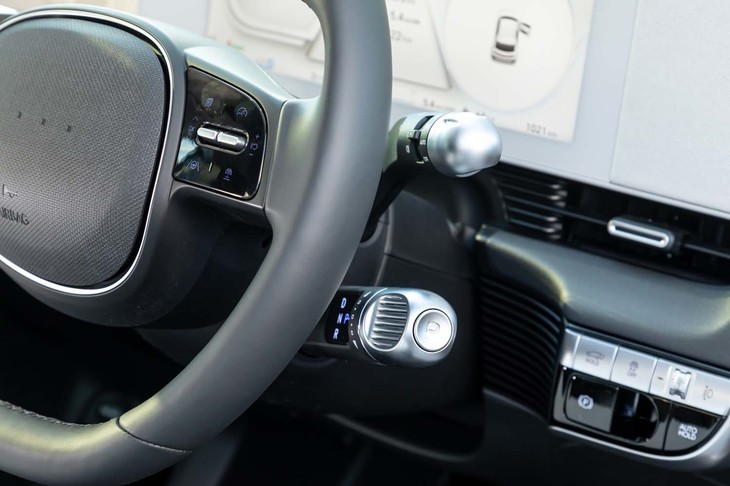 シフトセレクターはステアリングコラムから伸びている。先端をひねることで操作する点が珍しい。