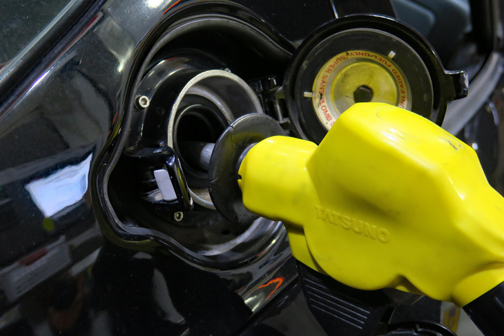 2000年式の「バイパー」の燃料タンク容量は19ガロン（≒71.9リッター）。ちなみにバイパーのタンクはプラスチック製で、経年劣化でよくリークするんだとか。カンベンしてくれ。