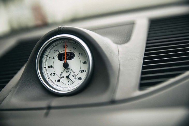 「スポーツクロノパッケージ」に含まれるストップウオッチ。ホワイトの文字盤は5万8056円のオプション。