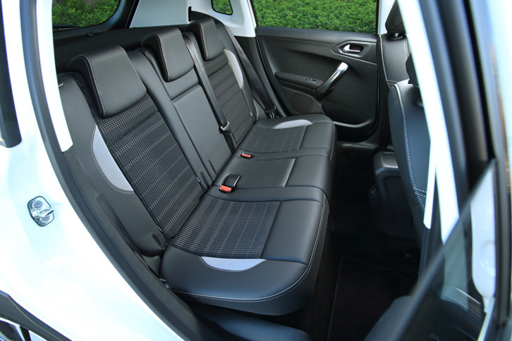 リアシートには6：4の2分割可倒機構が備わる。