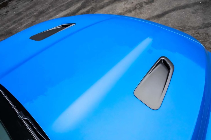 フロントフードには、「SVR」専用の大型バンパーと対になるボンネットベントが追加されている。フロントから取り入れた空気を、効率的に排出する役割を担う。