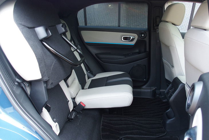 ホンダ・ヴェゼルe：HEV Z PLaYパッケージ（リアシート）