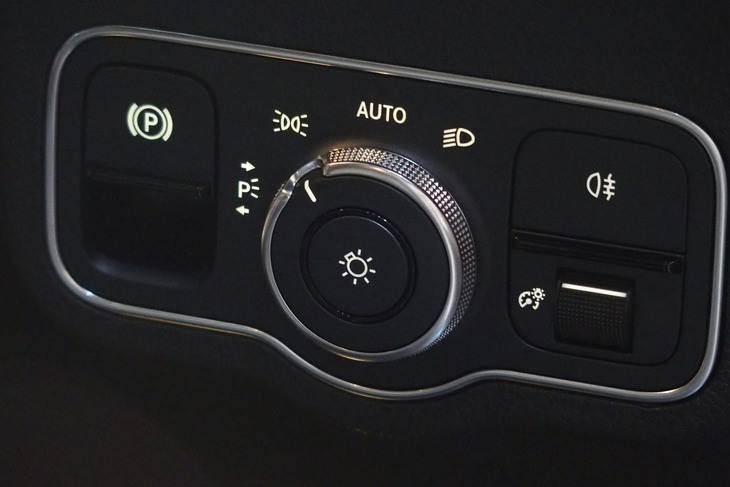 メルセデス・ベンツEQB350 4MATIC（ヘッドランプ操作スイッチ）