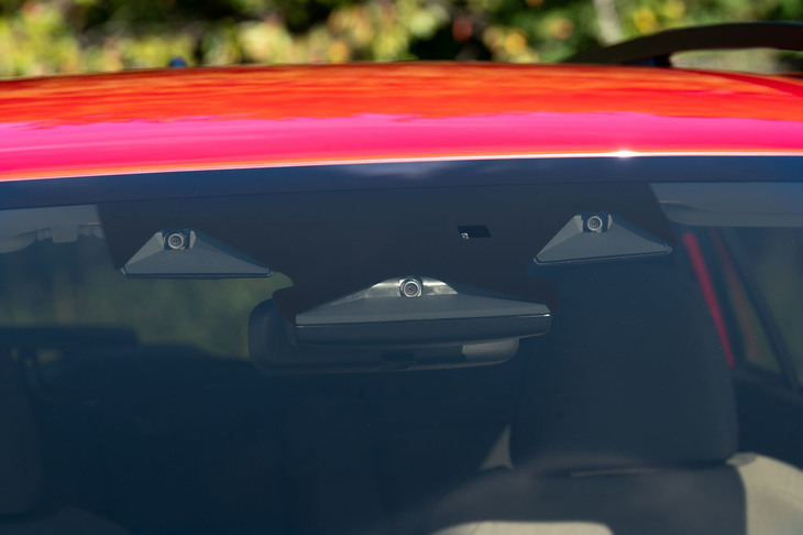 予防安全・運転支援システム「アイサイト」も進化。既存のステレオカメラに加え、国内のスバル車として初めて広角単眼カメラを採用。側方に位置する自転車や歩行者も検知できるようになった。