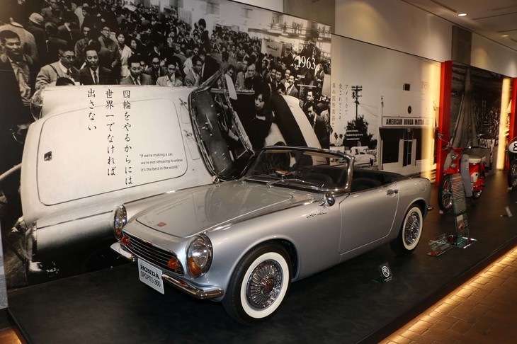 1962年「ホンダ・スポーツ360」。ホンダ初の四輪車として、1962年開催の第9回全日本自動車ショーに出展された。当時の軽規格に収まるモデルで、エンジンはレーシングカー並みの直列4気筒DOHCということで話題となった。その後、発展型となる「S500」が発売され、S360はお蔵入りとなったが、2013年に復元車を作成。一部パーツは、保存されていた当時の部品が使われているという。