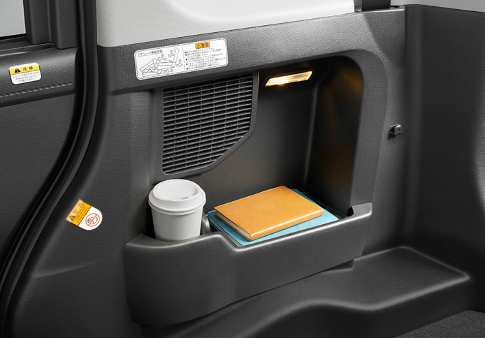 「ダイハツ・トール」や「トヨタ・ルーミー／タンク」に備わる「トレー式デッキサイドトリムポケット（ボトルホルダー付き）＋デッキサイドランプ」。