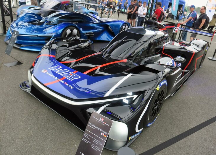 ルマン24時間レースの会場にて、水素技術の展示エリア「VILLAGE HYDROGENE」に展示された「GR H2レーシングコンセプト」（手前）と「アルペングロー」（奥）。2026年には、両モデルがグリッドで顔をそろえることになる？