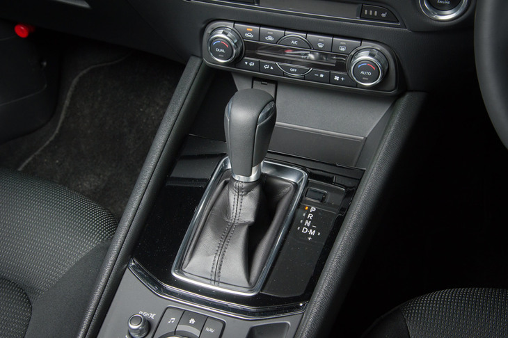 6段ATについては従来モデルから変更はない。手動変速はシフトセレクターの操作で可能なほか、ディーラーオプションでステアリングシフトスイッチも用意されている。