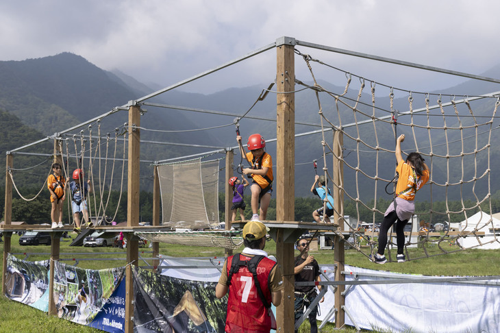 子どもたちが楽しんでいたアスレチックコーナー。全体で600組しか参加していないので、何度も繰り返し遊べるのがいい。