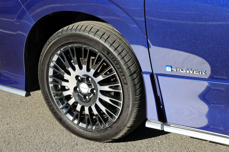 ダークグラファイトフィニッシュの17インチアルミホイール。タイヤには高いスタビリティーとリニアな応答性などを重視し、「ミシュラン・パイロットスポーツ4」を採用している。