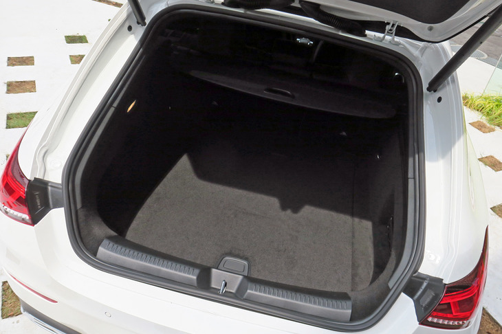 メルセデス・ベンツCLA250 4MATICシューティングブレーク（ラゲッジスペース）