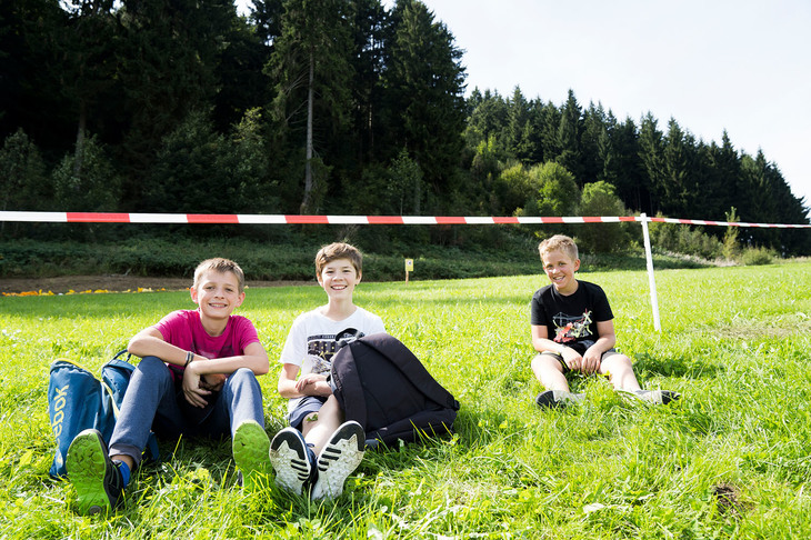 観客の中には男の子たちだけのグループも。彼らは最後まで皆でかたまってレース観戦を楽しんでいた。