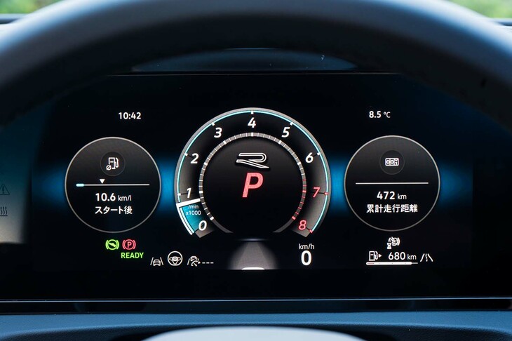 高い視認性を備えた10.25インチのデジタルメータークラスター。ヘッドアップディスプレイともども全車に装備される。表示の内容やレイアウトは切り替えが可能で、「Rライン」にはエンジン回転計をセンターに配した専用の表示モードも備わる。