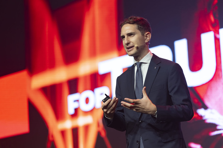 「フェラーリ849テスタロッサ」の発表イベントに登壇した849テスタロッサ プロジェクトマネージャーのマルコ・スペッソット氏。