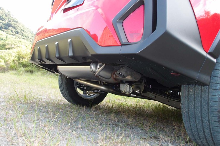 スバル・クロストレック（リアバンパーおよびマフラー）