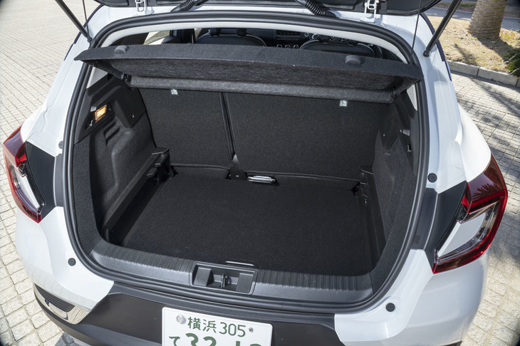 後席を使用する5人乗車時の荷室容量は、クラス最大となる536リッター。60：40の分割可倒式となる後席背もたれを前方に倒せば、最大1235リッターにまで荷室容量を拡大できる。