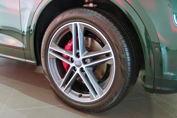 「SQ5」に装着される、20インチのツインスポークホイール。