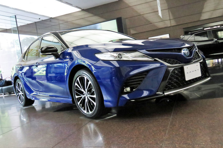 トヨタの東京本社に展示された「トヨタ・カムリWS」。