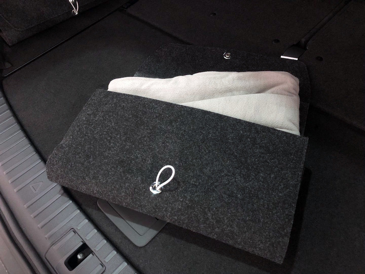 「コディアック」のラゲッジルームには、2人分のブランケットも。専用ホルダーに入れ、これまた専用のスペースに収納できる。