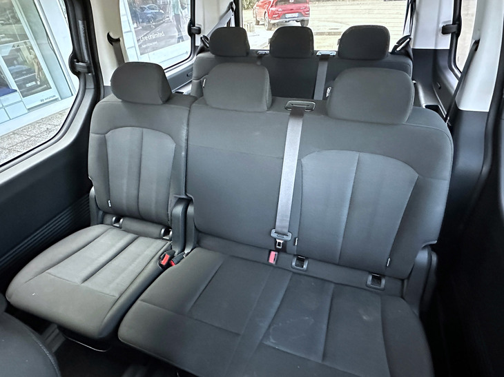 シートのデザインにも未来感はない。だが、良好な視界は大変ありがたい。