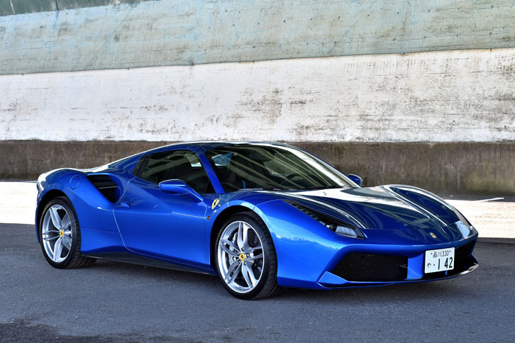 新色のブルーコルサに身を包んだ「488スパイダー」に試乗。車両価格は3450万円。